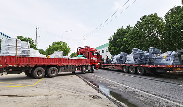 右車12臺熔噴線產(chǎn)線高壓離心風(fēng)機，左車11臺烘箱產(chǎn)線高溫插入式離心風(fēng)機